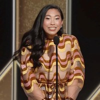 Motif retro yang memenuhi gaun Awkwafina ini membuatnya seperti wallpaper berjalan. (Foto: NBC/Getty Images)