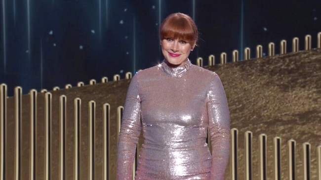 Bryce Dallas Howard tampak sesak dengan gaun metalik yang memeluk tubuhnya ini. (Foto: NBC/Getty Images)