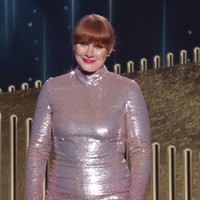 Bryce Dallas Howard tampak sesak dengan gaun metalik yang memeluk tubuhnya ini. (Foto: NBC/Getty Images)