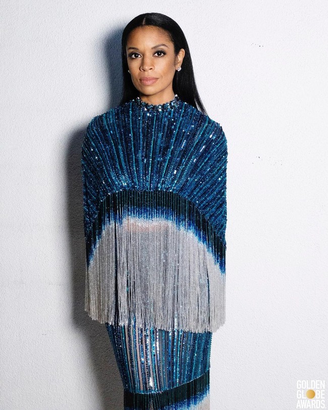 Detail fringe pada gaun biru metalik bintang serial This is Us Susan Kelechi Watson ini malah menutupi siluet tubuhnya yang seksi. (Foto: NBC/Getty Images)