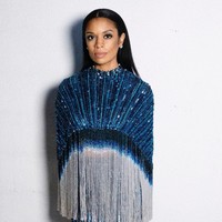 Detail fringe pada gaun biru metalik bintang serial This is Us Susan Kelechi Watson ini malah menutupi siluet tubuhnya yang seksi. (Foto: NBC/Getty Images)