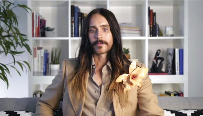 Jared Leto selalu berhasil mencuri perhatian dengan gayanya yang unik. Namun, korsase yang dipakainya ini tampak tak bermakna. (Foto: AP/NBC)