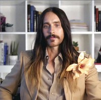 Jared Leto selalu berhasil mencuri perhatian dengan gayanya yang unik. Namun, korsase yang dipakainya ini tampak tak bermakna. (Foto: AP/NBC)