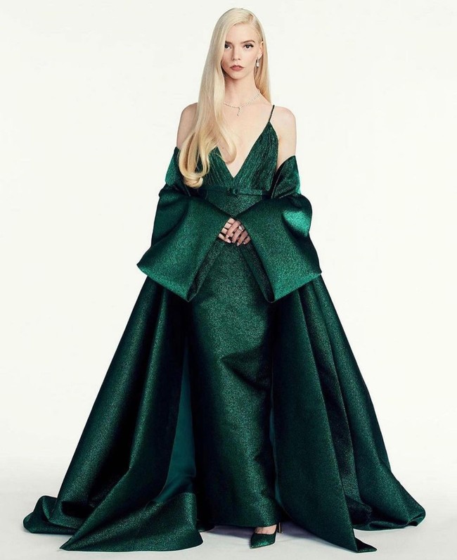 Juga dalam balutan Dior, Anya Taylor Joy dari The Queens Gambit. Gaun hijau zamrud dengan statement pada bagian tangan suskses menonjolkan sisi elegan dan glamornya. (Foto: Instagram)
