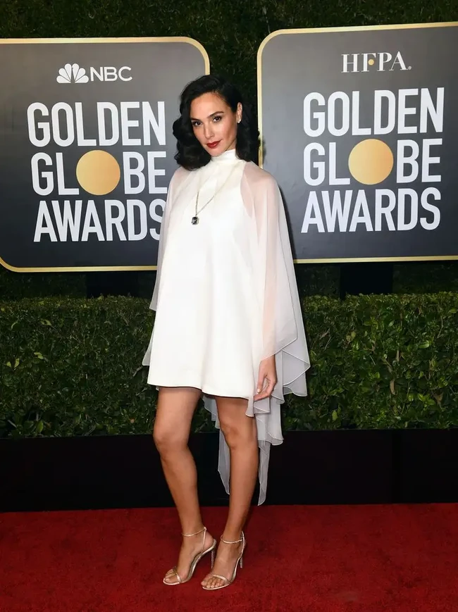 Bak malaikat, Gal Gadot tampil serba putih dengan gaun berpotongan baby doll. (Foto: Instagram)