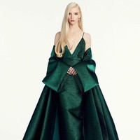 Juga dalam balutan Dior, Anya Taylor Joy dari The Queens Gambit. Gaun hijau zamrud dengan statement pada bagian tangan suskses menonjolkan sisi elegan dan glamornya. (Foto: Instagram)