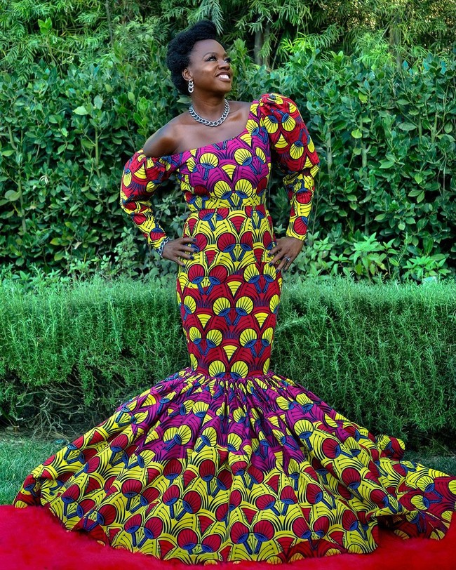 Viola Davis memberi penghormatan kepada kebudayaan nenek moyangnya dengan gaun mermaid bermotif etnik penuh warna dari desainer Afrika Claude Kameni. (Foto: Instagram)