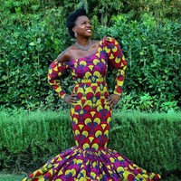 Viola Davis memberi penghormatan kepada kebudayaan nenek moyangnya dengan gaun mermaid bermotif etnik penuh warna dari desainer Afrika Claude Kameni. (Foto: Instagram)