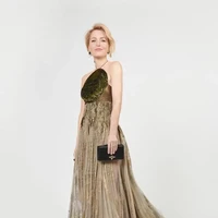 Pemeran Margaret Thatcher di serial Netflix The Crown Gillian Anderson tampil anggun dengan gaun keluaran Dior. (Foto: Instagram)