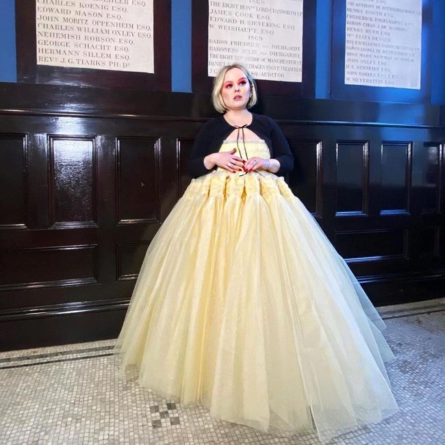 Nicola Coughlan dari Bridgerton memesona dengan gaun kuning yang dipadu cardigan tali nan klasik. (Foto: Instagram)