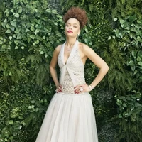 Daily Mail menyebut gaun penyanyi Andra Day seperti terbuat dari jaring ikan. (Foto: NBC/Getty Images)