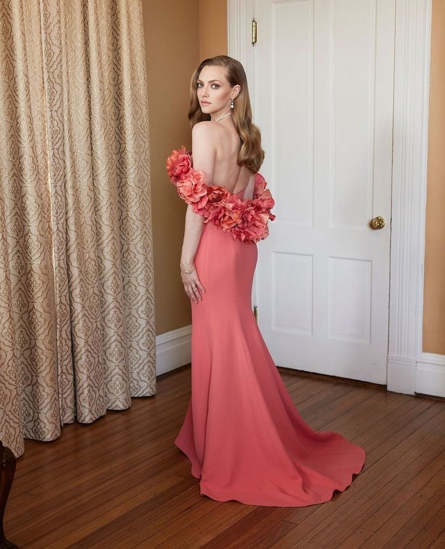 Amanda Seyfried mengeksplor sisi seksinya dengan gaun backless pink pastel dari Oscar de la Renta. (Foto: Instagram)