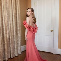 Amanda Seyfried mengeksplor sisi seksinya dengan gaun backless pink pastel dari Oscar de la Renta. (Foto: Instagram)