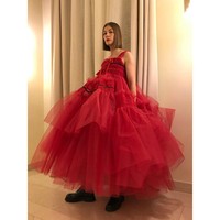 Gaun merah full-tulle nan megar dari desainer Molly Goddard menjadi andalan aktris Rosamund Pike. Uniknya, ia memadukan gaun tersebut dengan boots hitam. (Foto: Instagram)