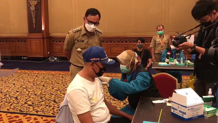 Bima Arya melihat jalannya vaksinasi COVID-19 di Bogor.