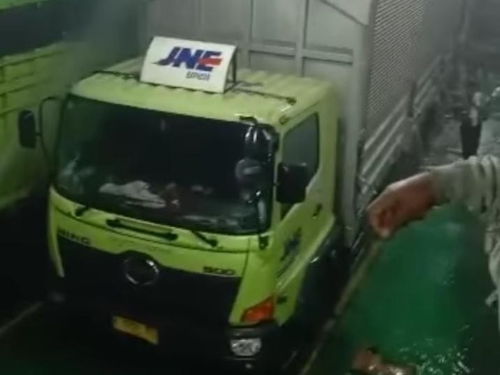 Boks truk ekspedisi terbakar di dalam kapal feri (Istimewa)