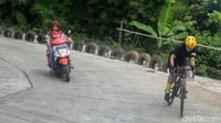 Biasanya, pesepeda mengambil rute dari Pasar Sentul menuju Jalan Sentul Raya.   