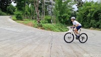 Total tanjakan sekitar 10 km dengan tingkat kemiringan gradien 5-10 persen.   