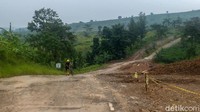 Jalanan terlihat baik berupa beton keras dan aspal.   