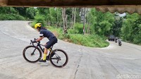Para pesepeda memutar pedal di trek Hambalang, Bogor, Jawa Barat, akhir pekan lalu.   