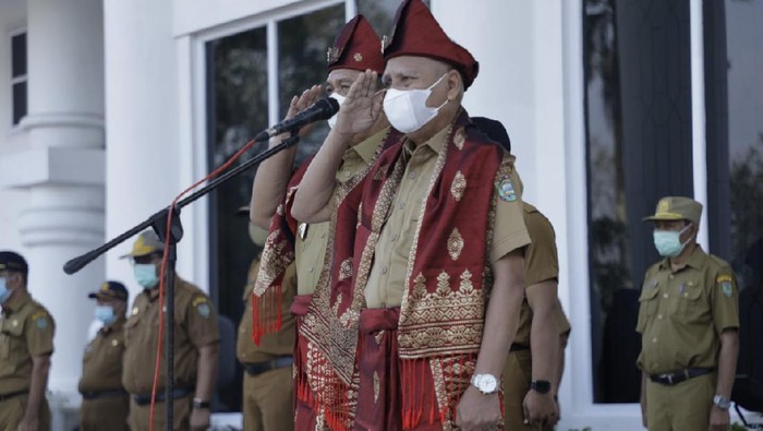 Bupati Asahan, H Surya memimpin apel perdana di lingkungan Pemkab Asahan. (Foto. dok. Kominfo Asahan)