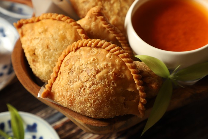 Cara Makan Pastel Heboh Diperdebatkan, Kamu Tim Mana?