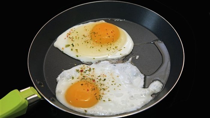 Cara Memasak Telur Mata Sapi Tanpa Minyak, Diganti dengan Air!