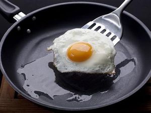 Cara Menggoreng Telur Mata Sapi Tanpa Minyak, Cukup Pakai Air!