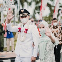 Menjadi istri Bupati Kendal Dico Ganindito, Chacha Frederica pun mengemban tugas baru. Ia otomatis diangkat sebagai Ketua Tim Penggerak PKK sekaligus Ketua Dewan Kerajinan Nasional Daerah (Dekranasda) Kabupaten Kendal periode 2021-2026. Foto: Instagram @chafrederica