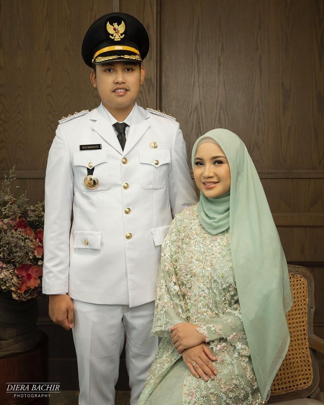 Aktris Chacha Frederica kini sibuk mendampingi suaminya, Dico Ganindito, yang menjabat sebagai Bupati Kendal. Menjadi istri Bupati Kendal, Chacha fokus menjabat sebagai Ketua Tim Penggerak PKK Kabupaten Kendal. Foto: Instagram @chafrederica