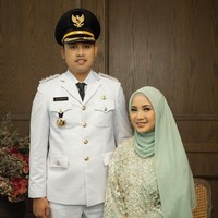 Aktris Chacha Frederica kini sibuk mendampingi suaminya, Dico Ganindito, yang menjabat sebagai Bupati Kendal. Menjadi istri Bupati Kendal, Chacha fokus menjabat sebagai Ketua Tim Penggerak PKK Kabupaten Kendal. Foto: Instagram @chafrederica