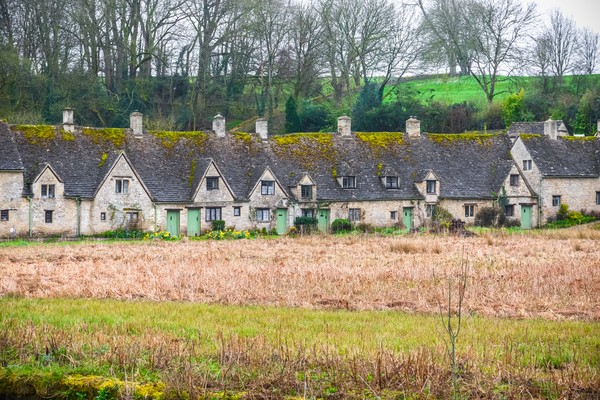 Ada beberapa tempat yang jadi favorit turis di desa ini. Salah satunya adalah Arlington Row. (Getty Images/iStockphoto) Ada beberapa tempat yang jadi favorit turis di desa ini. Salah satunya adalah Arlington Row. (Getty Images/iStockphoto)