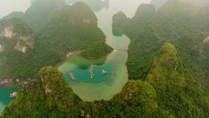 Foto: Desa Terapung Tersembunyi di Balik Ha Long Bay