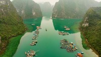 Diapit oleh tebing-tebing, pemandangan Desa Cua Van sangatlah indah. (Getty Images/iStockphoto)