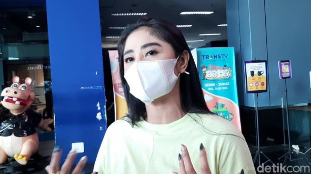 Dewi Perssik marah ada netizen tak senonoh kepadanya