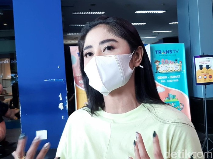 Dewi Perssik marah ada netizen tak senonoh kepadanya