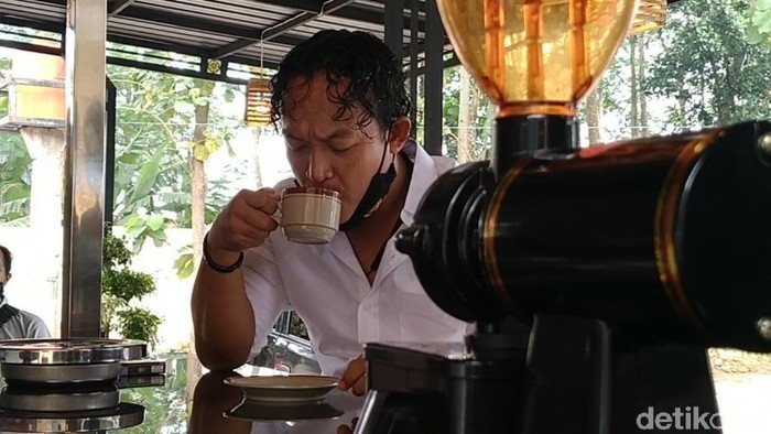 Dikira Kafe, Kantor Polisi Ini Kerap Didatangi ABG Lho Sebuah kantor polisi menjadi ramai diperbincangkan warga setelah video berdurasi 40 detik yang diunggah oleh akun Instagram @ndorobeii pada Senin pagi (01/03) viral.