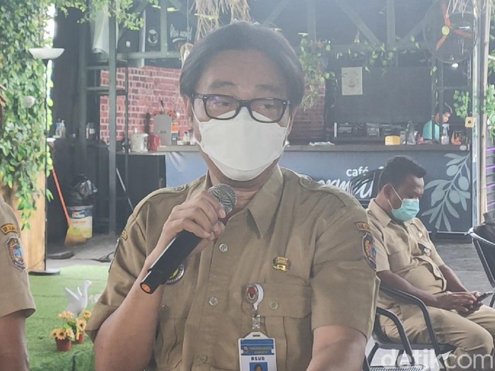 Direktur RSUD Karanganyar, Iwan Setiawan Adji, saat memberikan keterangan pers, Senin (1/3/2021).