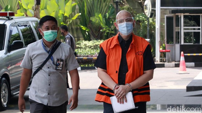 Dirut PT PAL Budiman Saleh Segera Disidang Petugas mengawal tersangka korupsi, mantan direktur PT Dirgantara Indonesia, Budiman Saleh saat berada di di Gedung KPK Jakarta, Senin (1/3/2021) untuk menjalani pemeriksaan. Budiman diperiksa terkait kasusnya yakni dugaan korupsi dengan modus tender fiktif pada tahun 2007-2017. KPK menaksir kerugian negara atas kasus ini mencapai Rp 315 miliar.