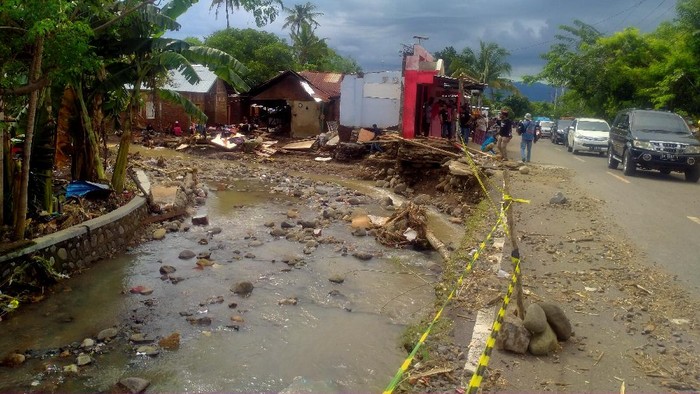 Kondisi Desa Daha, Dompu, NTB, usai diterjang banjir bandang, Senin (1/3/2021).