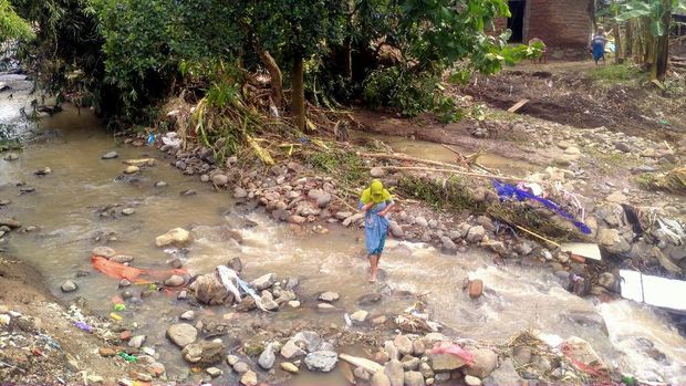 Kondisi Desa Daha, Dompu, NTB, usai diterjang banjir bandang, Senin (1/3/2021).