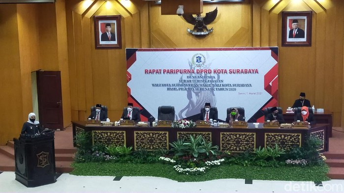 DPRD Kota Surabaya menggelar rapat paripurna serah terima jabatan Wali kota Surabaya. Rapat paripurna serah terima itu dihadiri Gubenur Jawa Timur Khofifah Indar Parawansa.