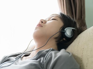 Wajib Tahu! Ini Dampak Medis Penggunaan Earphone Berlebihan