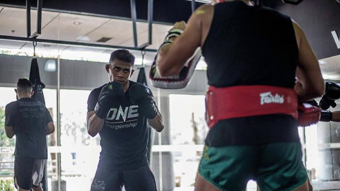 Eko Roni Saputra Eko Roni Saputra berlatih di Evolve MMA, Singapura