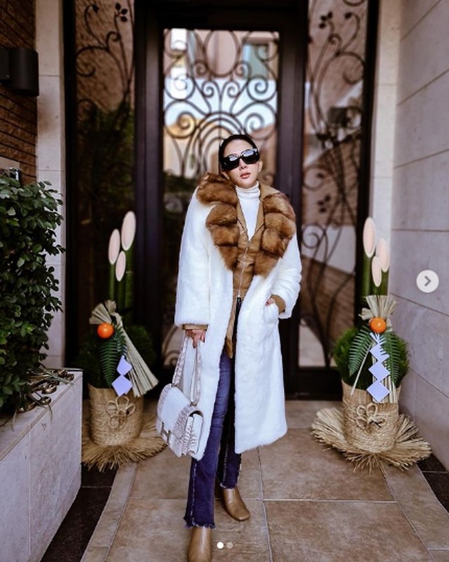 Mau Grocery Dulu Ke Supermarket Deket Rumah! demikian Syahrini menulis di keterangan foto yang memperlihatkan penampilannya memakai coat putih dengan detail bulu cokelat dan denim serta sepatu boots. Mantan pasangan duet Anang Hermansyah itu melengkapi penampilannya dengan membawa tas Hermes yang harganya mencapai Rp 2 miliar. Foto: Dok. Instagram @princessyahrini