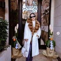 Mau Grocery Dulu Ke Supermarket Deket Rumah! demikian Syahrini menulis di keterangan foto yang memperlihatkan penampilannya memakai coat putih dengan detail bulu cokelat dan denim serta sepatu boots. Mantan pasangan duet Anang Hermansyah itu melengkapi penampilannya dengan membawa tas Hermes yang harganya mencapai Rp 2 miliar. Foto: Dok. Instagram @princessyahrini