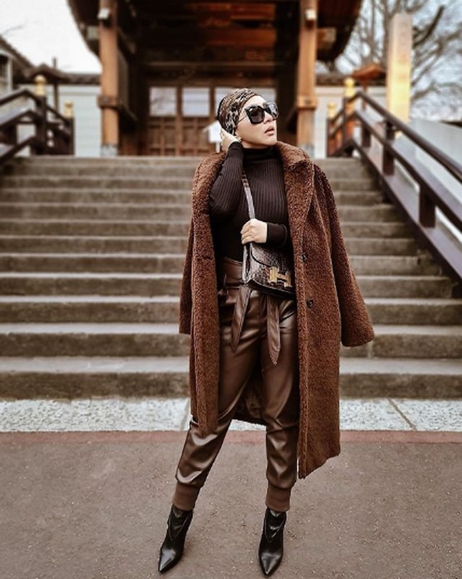 Syahrini bergaya #ootd dengan nuanasa serba cokelat pada penampilannya. Dia pun kembali meneteng tas dari merek favoritnya, Hermes. Sunshine On My Face During A Cold Weather! tulis Syahrini di keterangan fotonya. Foto: Dok. Instagram @princessyahrini