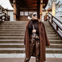 Syahrini bergaya #ootd dengan nuanasa serba cokelat pada penampilannya. Dia pun kembali meneteng tas dari merek favoritnya, Hermes. Sunshine On My Face During A Cold Weather! tulis Syahrini di keterangan fotonya. Foto: Dok. Instagram @princessyahrini