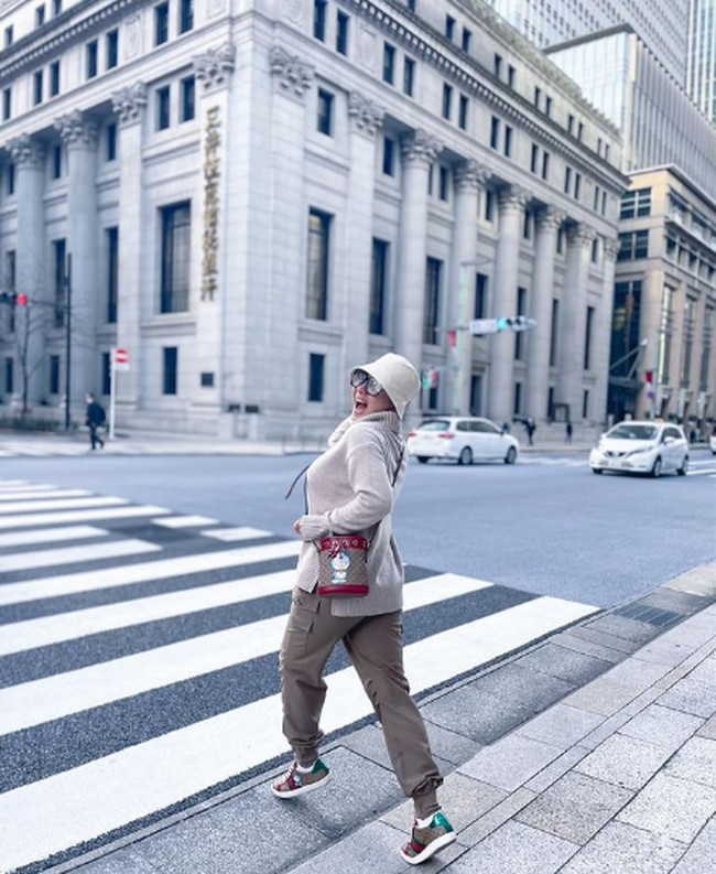 Syahrini tampil dengan tas koleksi Doraemon x Gucci. Tas edisi terbaru itu hadir dalam dua ukuran mini dan small. Untuk ukuran mini seperti yang dipakai Syahrini pada situs resmi Gucci dijual dengan harga US$ 1.490. Foto: Dok. Instagram @princessyahrini