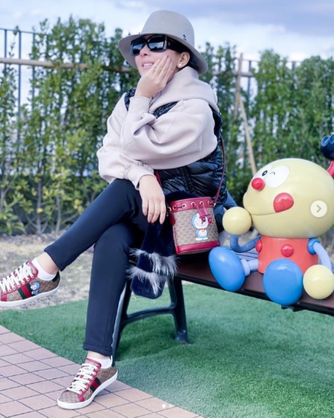 Mendatangi Museum Doraemon di Jepang, Syahrini tampil total dengan membawa tas koleksi Doraemon x Gucci. Dia juga melengkapi gayanya dengan sneakers Doraemon x Gucci. Foto: Dok. Instagram @princessyahrini